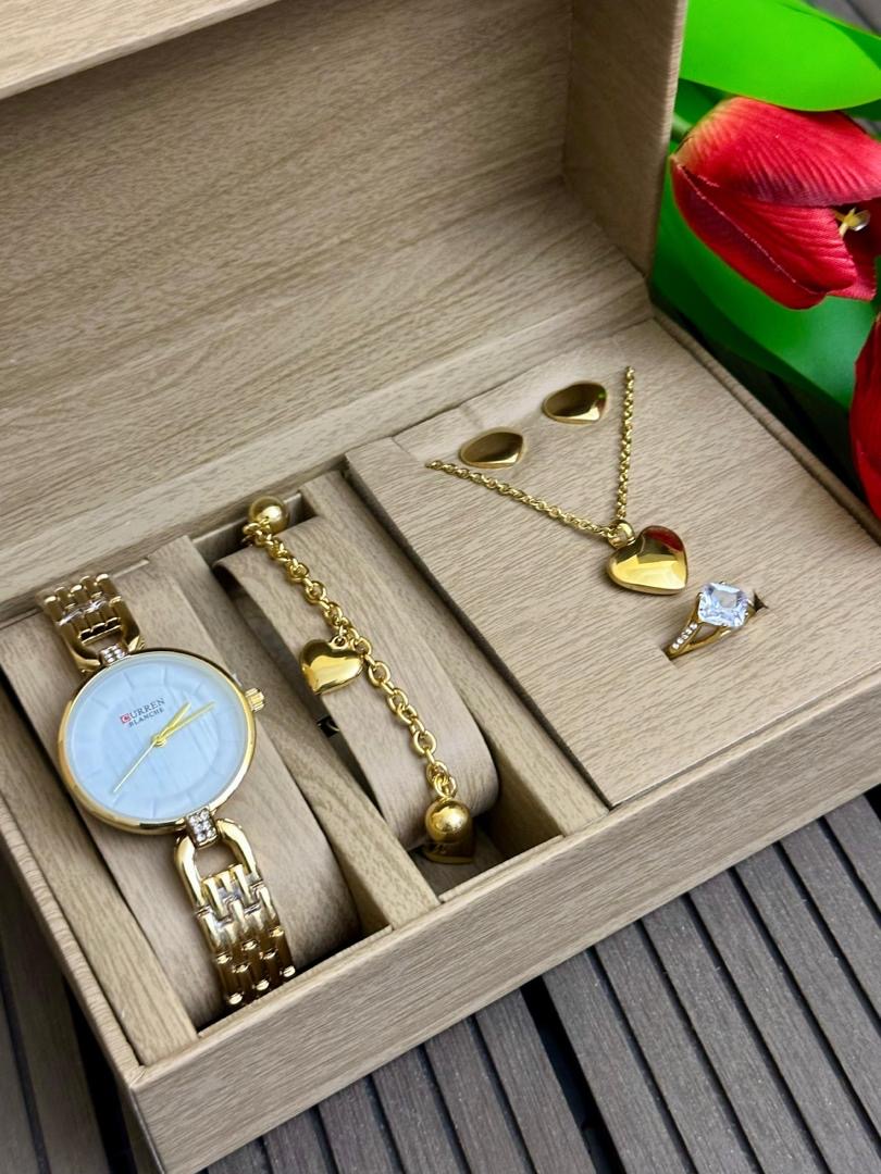 Coffret montre et bijoux dorés